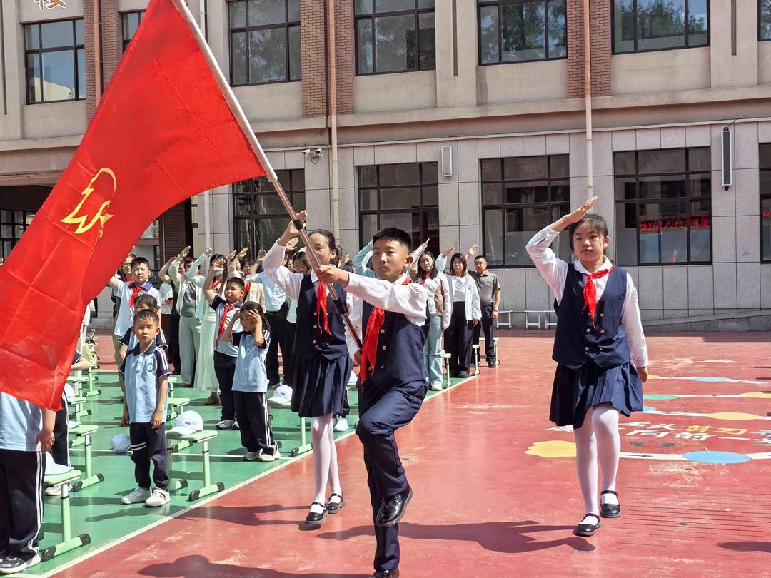 高举队旗跟党走做新时代好少年！青岛市少先队新队员入队仪式示范活动举办 - 图2