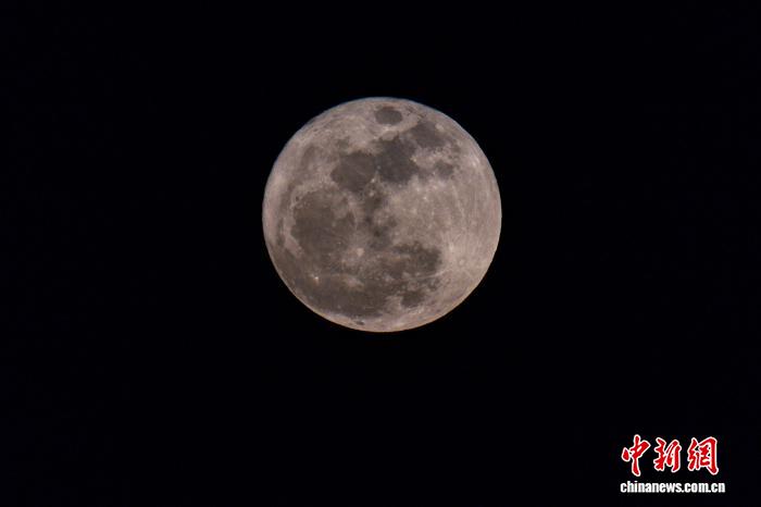 海南海口：“蓝色微月”现身夜空 - 图1