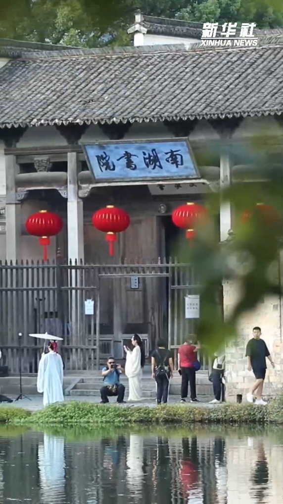 vlog：宏村的月沼，映着黄山的云 - 图3