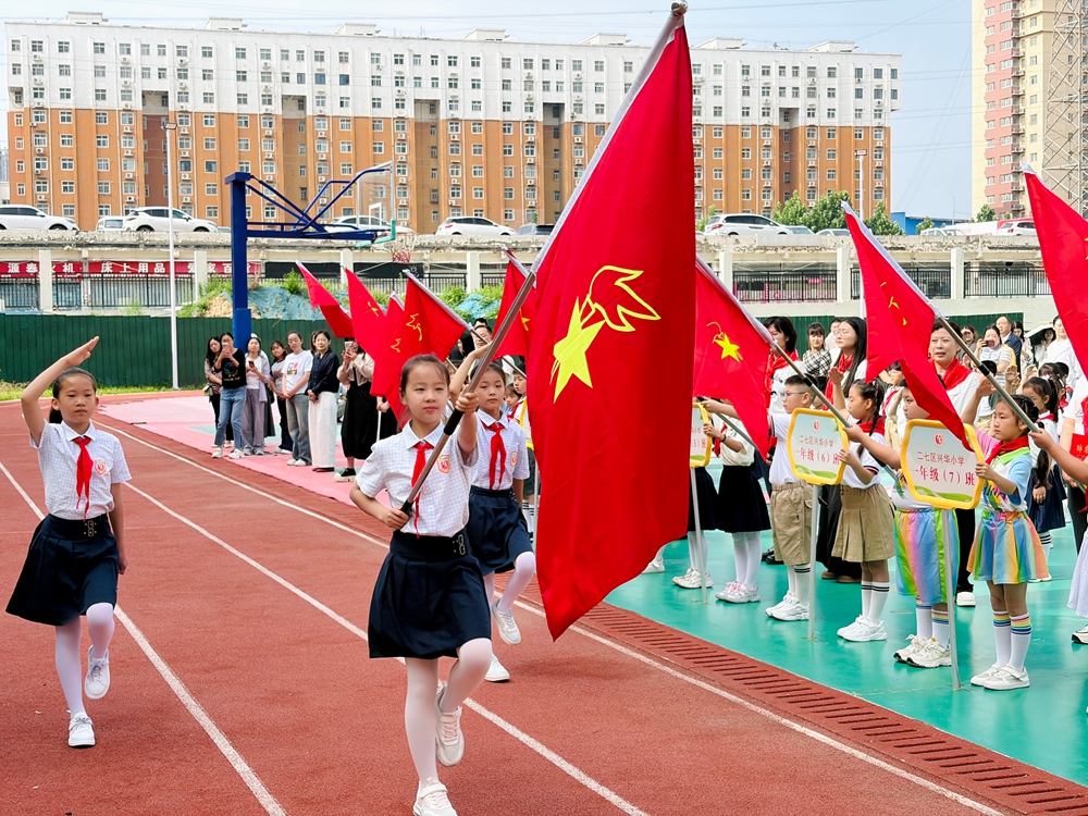 二七区兴华小学教育集团举行一年级第一批新队员入队仪式 - 图4