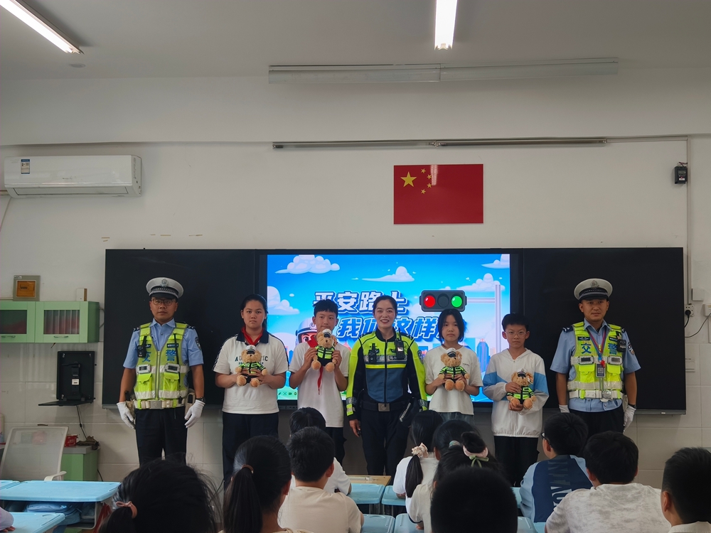 答对题赢玩偶！陇西国际城小学这堂交通安全课“警”彩有趣 - 图4