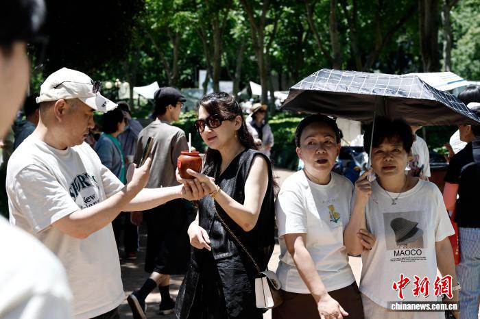 上海：游客品尝咖啡 看经典昆曲选段《牡丹亭·游园惊梦》 - 图3