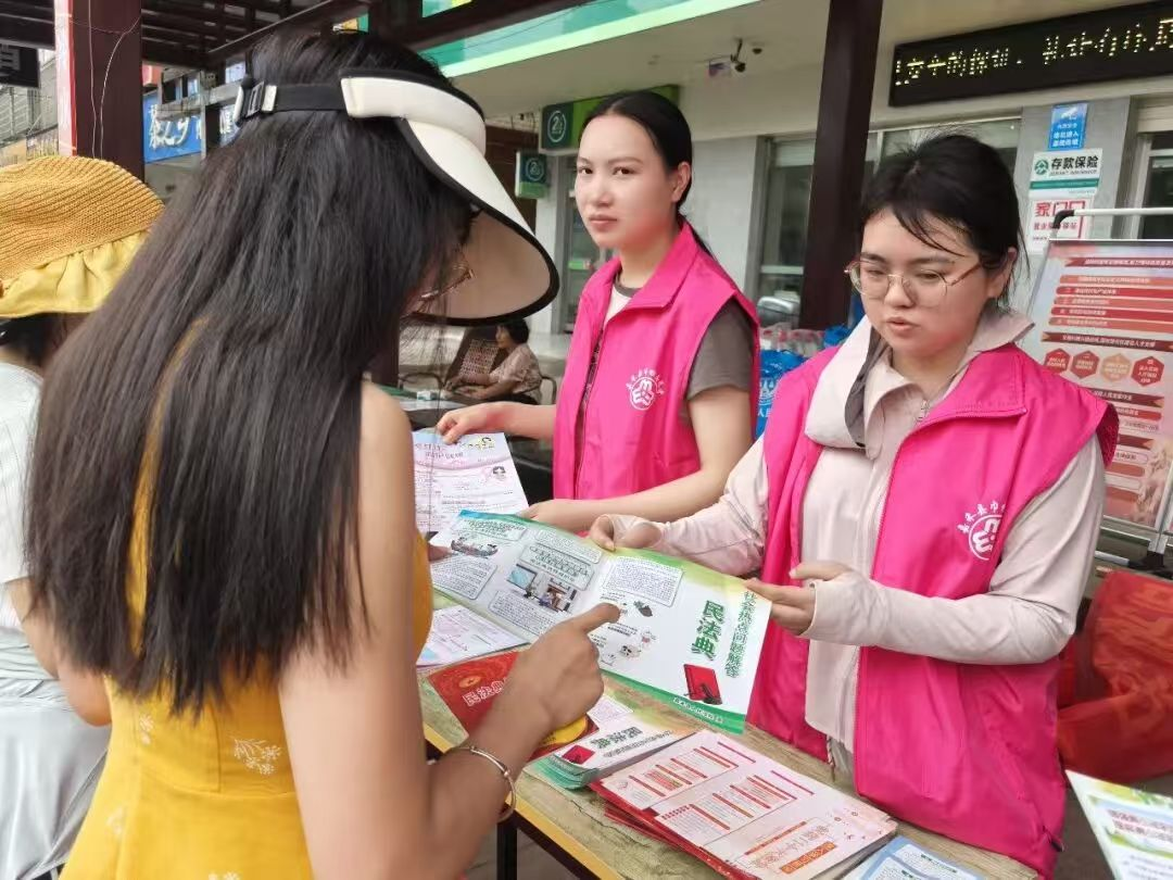 嘉禾县妇联开展普法与女性健康宣传进基层活动 - 图1