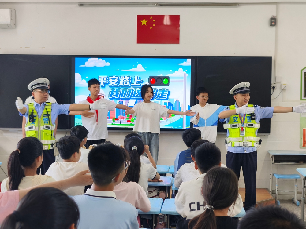 答对题赢玩偶！陇西国际城小学这堂交通安全课“警”彩有趣 - 图3
