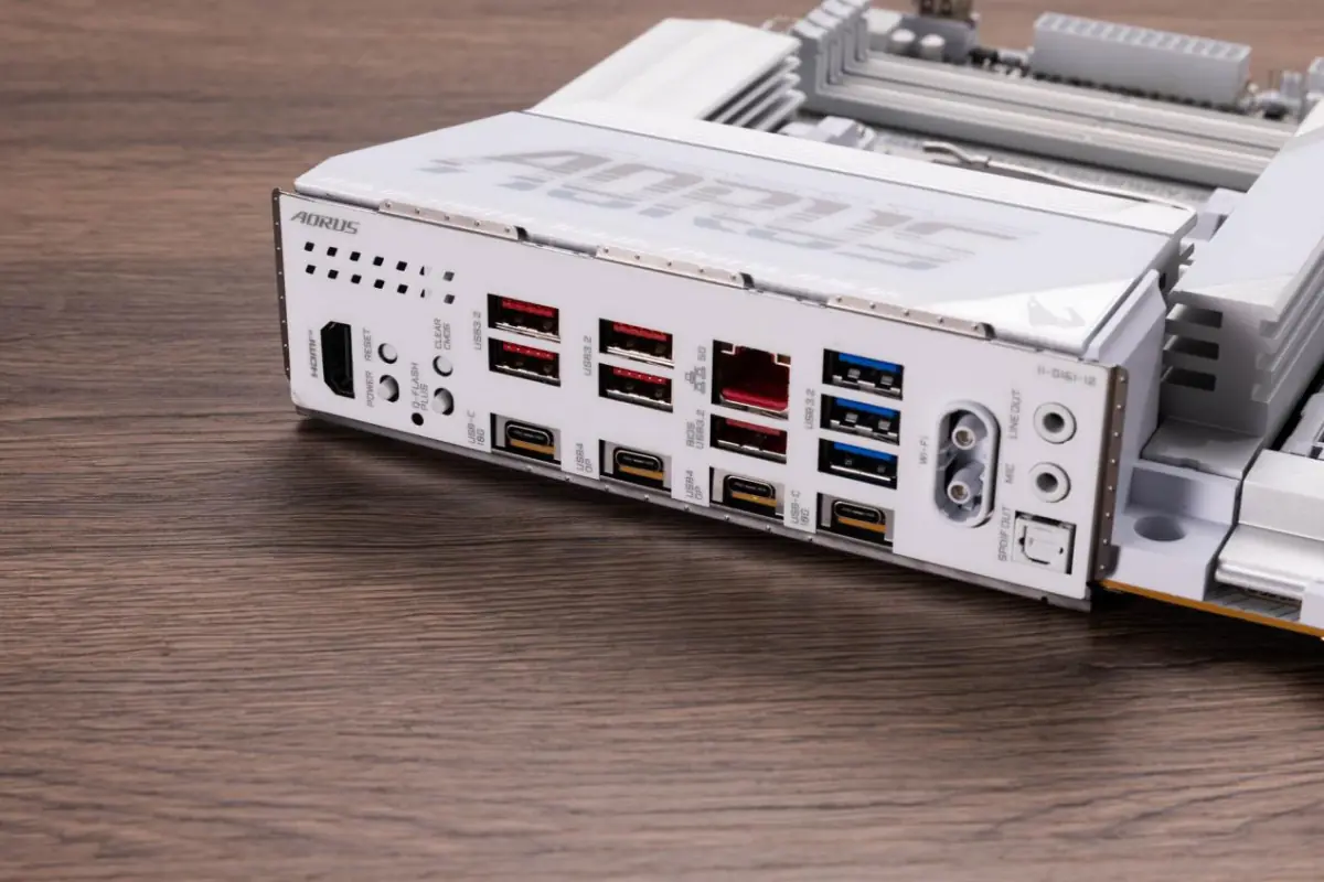 技嘉X870E X3D电竞冰雕主板评测：游戏玩家一步到位的选择 - 图9