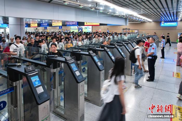 珠海边检总站年内查验量提前破亿 “刷脸”通关渐成主流 - 图1