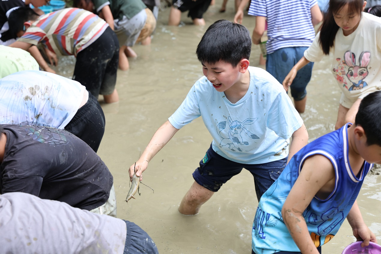 池塘水满捉泥鳅 这所小学的池塘成最嗨游乐场 - 图3