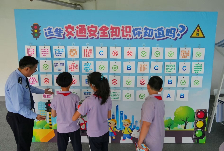 9000顶头盔+400份保险：上海举办“交通安全校园行”活动 - 图1