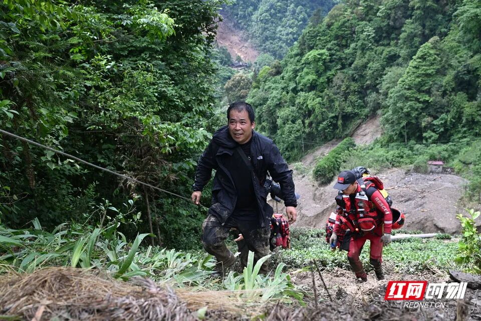 影像故事｜撤离“孤岛”，100多名乡亲结伴徒步的7小时 - 图31
