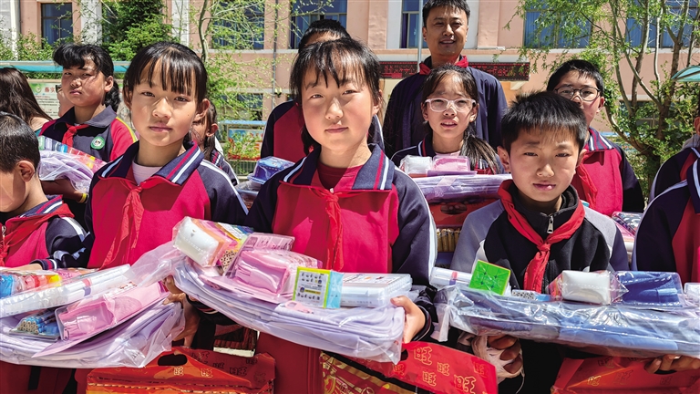 小水子学校的别样“六一” 晚报携手爱心企业为榆中乡村儿童送来节日礼物 - 图1