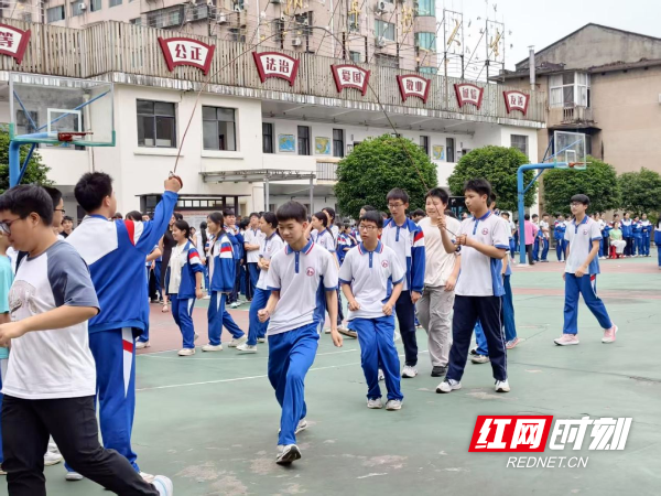 株洲市第十九中学开展初二年级跳长绳比赛 - 图3