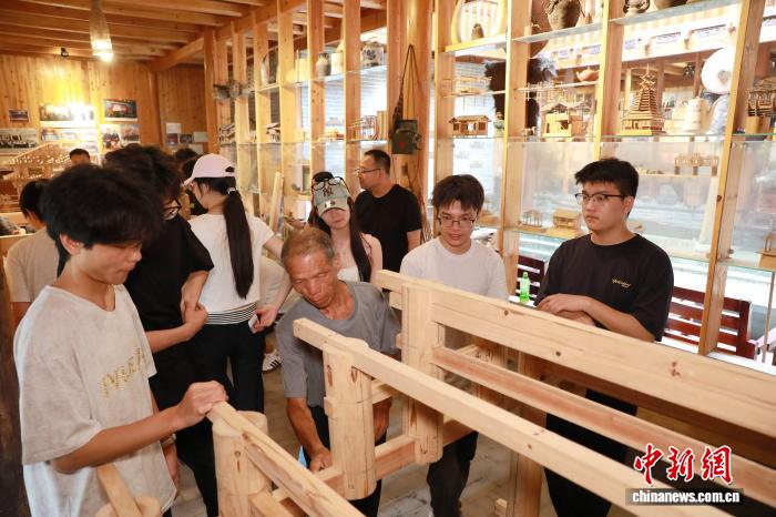 学子广西侗寨体验木构建筑营造技艺 - 图2