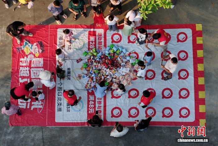 广西柳州志愿者为震后安置点儿童庆“六一” - 图1