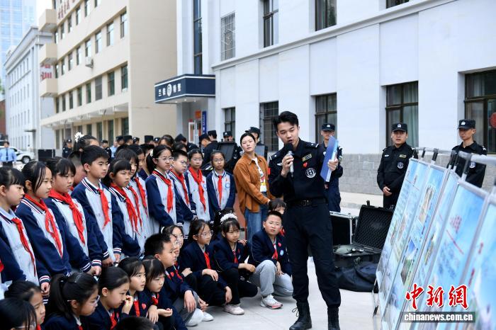 兰铁公安举办警营开放日：萌娃体验一日“特警梦” - 图1