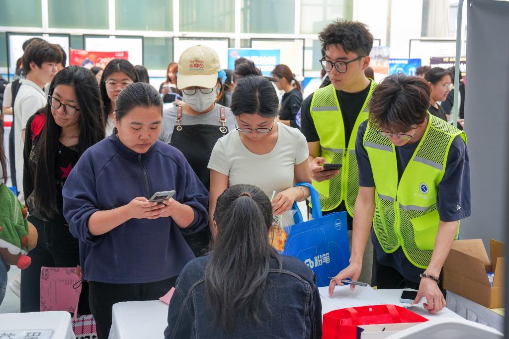 招聘会搭台+校企签约+政策入户，这场“三位一体”活动为毕业生精准送岗 - 图1