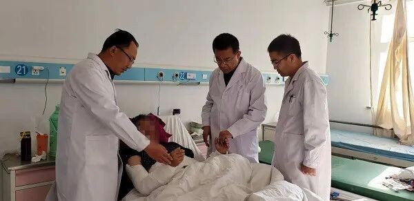 东城中医医院特聘专家牟明威：纵疏横拨，疏通血运，一根小小刃针赶走了顽固的脊柱疾病 - 图10