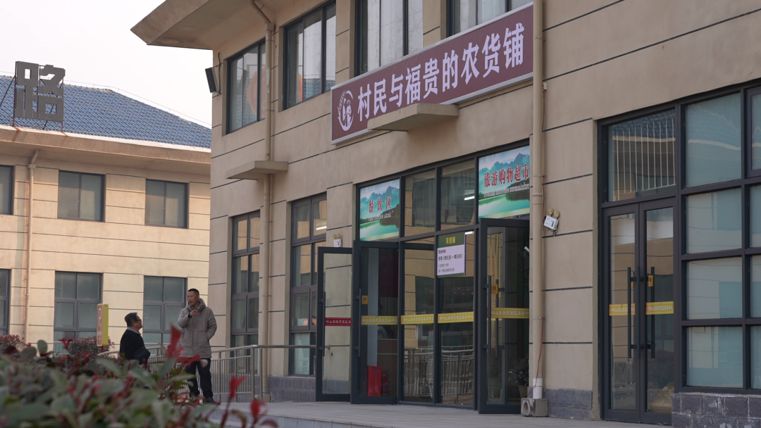 河南李福贵带近10位老人去上海参加展会！坐飞机、游外滩、去“和平饭店”等地，村民称“没想到给福贵做个小手工，都能跑到上海” - 图5