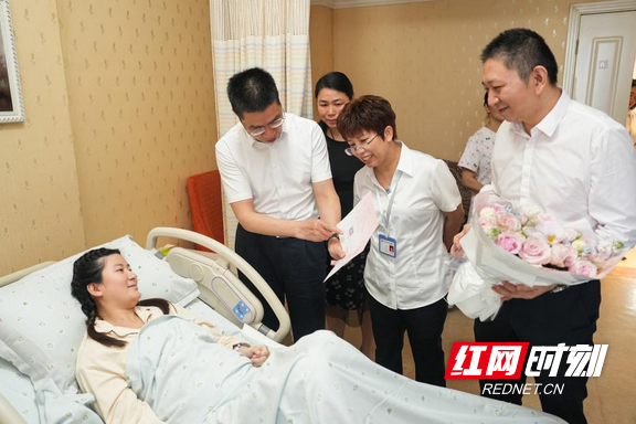 长沙为新生儿送上首张“出生纪念卡”，附赠新手爸妈育儿指南 - 图1