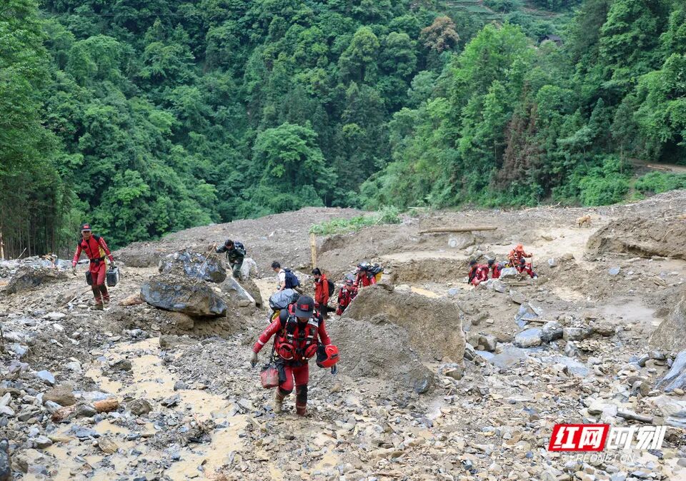 影像故事｜撤离“孤岛”，100多名乡亲结伴徒步的7小时 - 图29