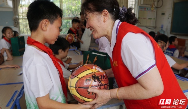 暖心现场！白露塘小学的孩子们迎来爱心大礼包 - 图3