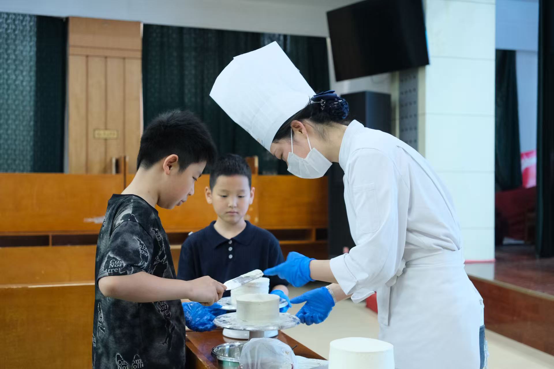 中原银行濮阳分行举办六一亲子蛋糕DIY暖心活动 - 图1