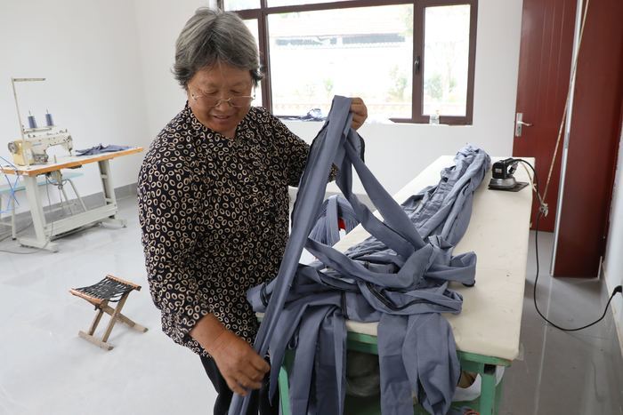 制衣工坊落地乡村 家门口就业助增收 - 图2