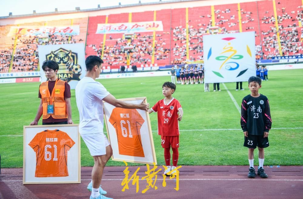 百名足球少年亮相齐鲁超赛，青训新力量感受城市足球氛围 - 图7