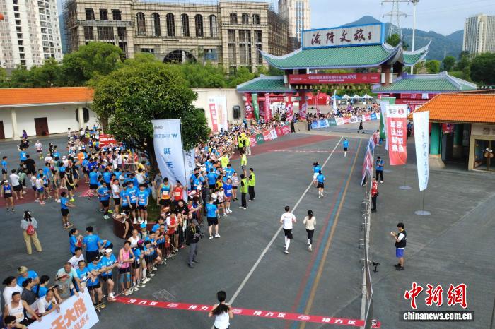 四十年接力 重庆历史最悠久的长跑比赛鸣枪起跑 - 图7