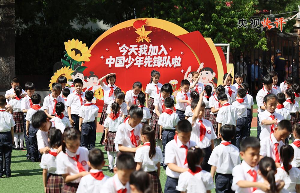 央视快评丨做党和人民的红孩子，在新征程上跑好历史接力赛 - 图1