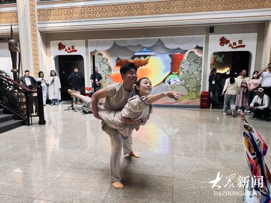 鲁疆携手，艺润哈密！山东“文化润疆”主题旅游列车进疆第一站精彩亮相 - 图2