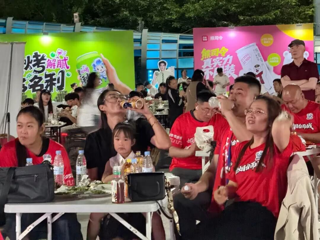一场足球赛“燃”了一座城！齐鲁超赛上演“场外盛宴” - 图1