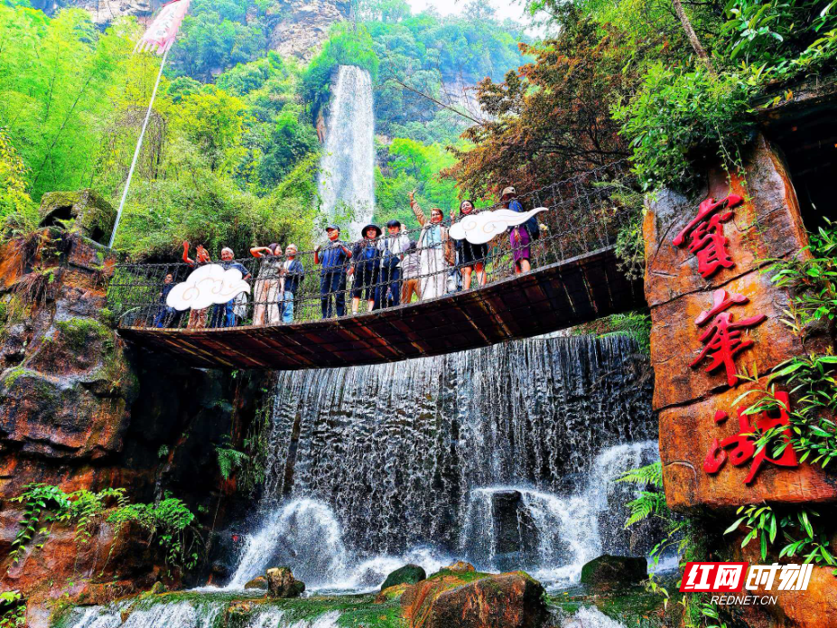 烟雨宝峰湖迎来客 山水画卷醉游人 - 图3