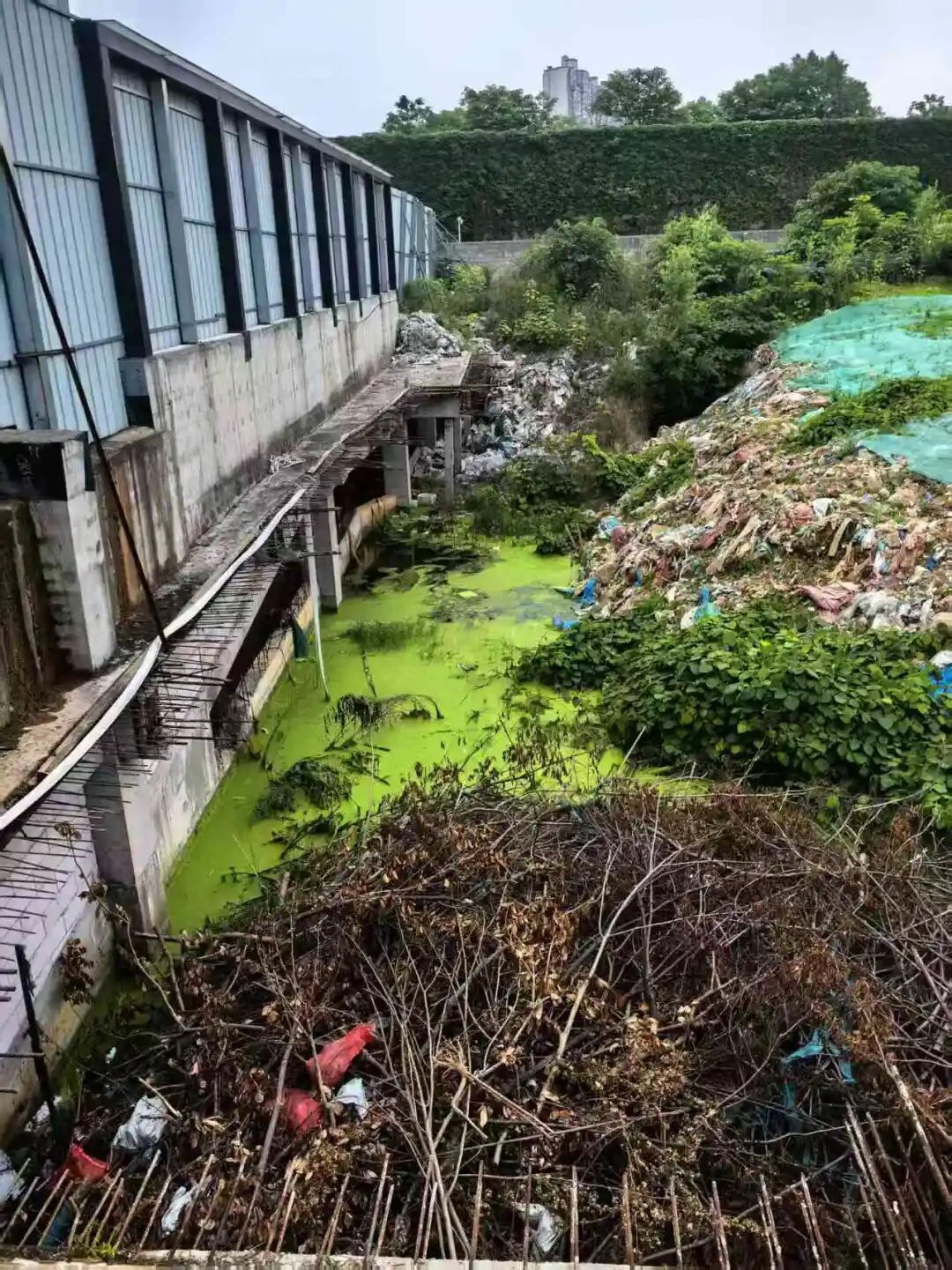 建筑垃圾堆积、污水倒灌车库？长沙一小区地基被泡出安全隐患，官方：连夜抽排处置 - 图1
