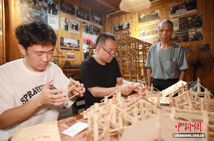 学子广西侗寨体验木构建筑营造技艺 - 图8