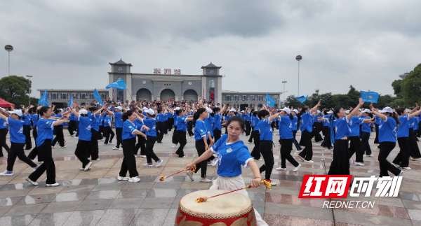 冷水滩：千人齐舞“永冲锋” 热力助威足球赛 - 图2
