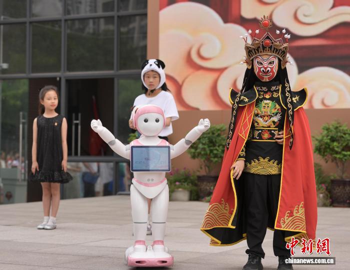 成都一小学嘉年华“AI+阅读”上新：孩子们在书香中追逐科技之光 - 图5