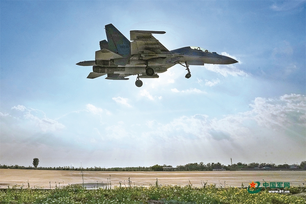 空军航空兵某部跨昼夜飞行训练影像 - 图1