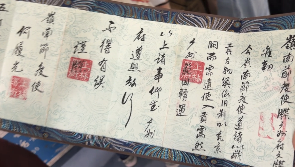 话剧《长安的荔枝》亮相保利山东省会大剧院：在方寸舞台上讲述“千里送荔枝”的故事 - 图5