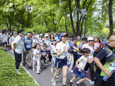 世界冠军庞清助阵 “与光同行·让爱无碍”2026错袜行动公益跑在京圆满举行 - 图7
