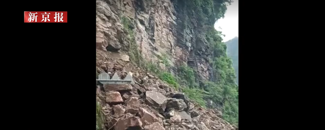 重庆酉阳县附近一山体发生塌方，土石倾泻而下致交通临时中断，未造成人员伤亡 - 图2