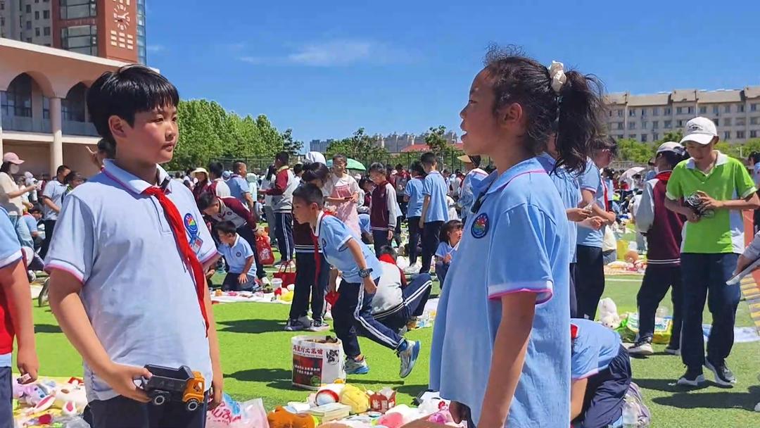 荣成青山小学别样六一：市集展风采 英语乐无穷 - 图8