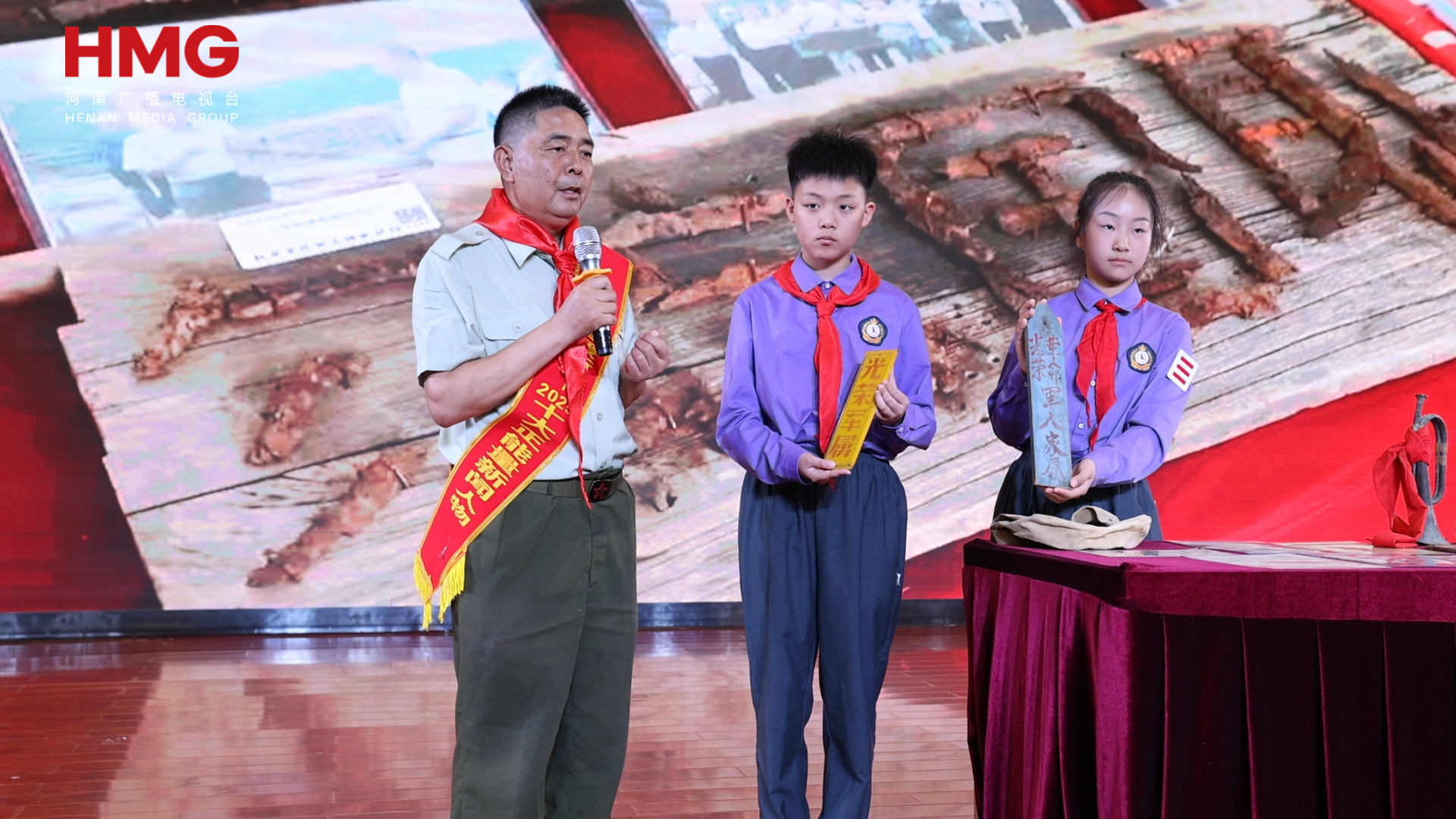 汲取向上向善的正能量！新乡市明德小学新队员和“榜样”同行 - 图8
