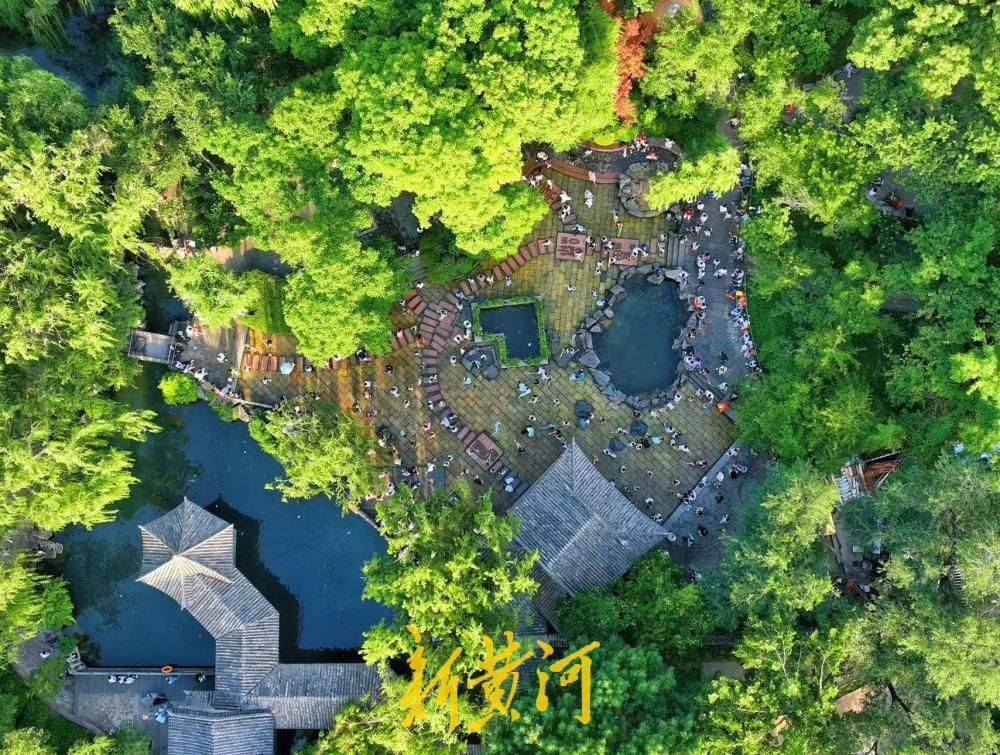 高温预警！济南五龙潭清泉石上流，孩子们踩水撒欢 - 图3