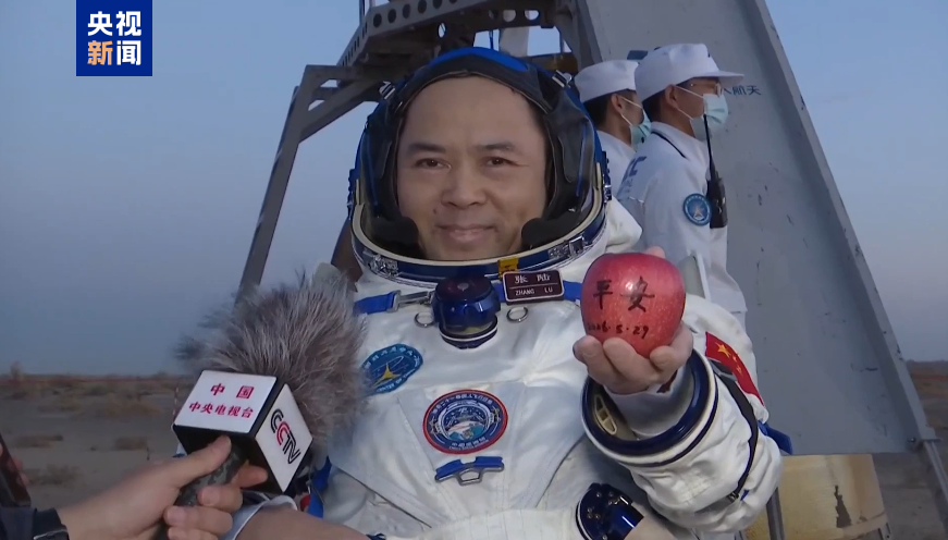 湘籍航天员张陆安全顺利出舱，从太空带回一个苹果 - 图1