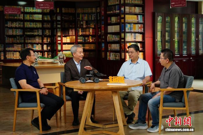 全国科技工作者日：中国科技馆“北辰对话” AI时代再说“数理化” - 图1