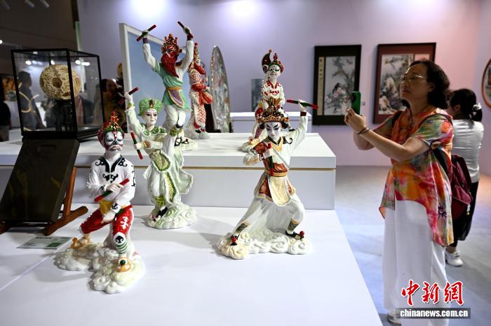 2026中国工艺美术博览会福州开幕 荟萃万千精品 - 图10