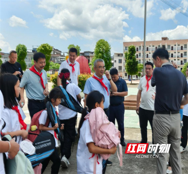宁远县柏家坪完小：“六一”慰问递温情 真心关怀暖童心 - 图3