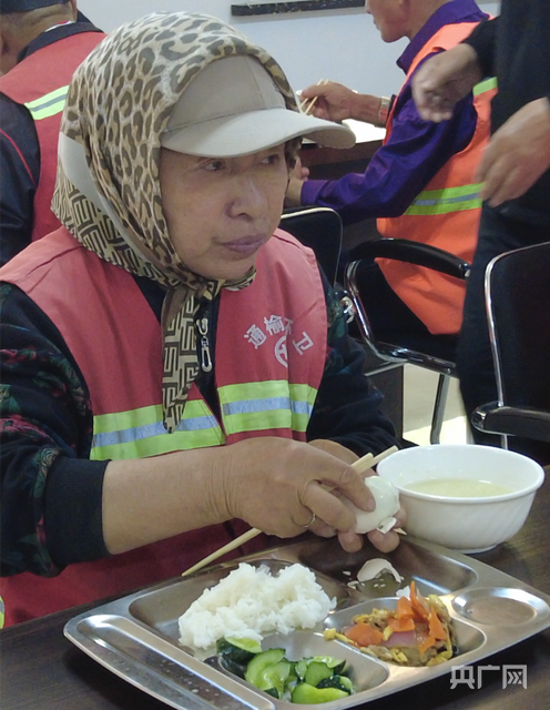 免费“开饭”3年 这家爱心食堂让40余名孤寡老人吃上热乎饭 - 图2