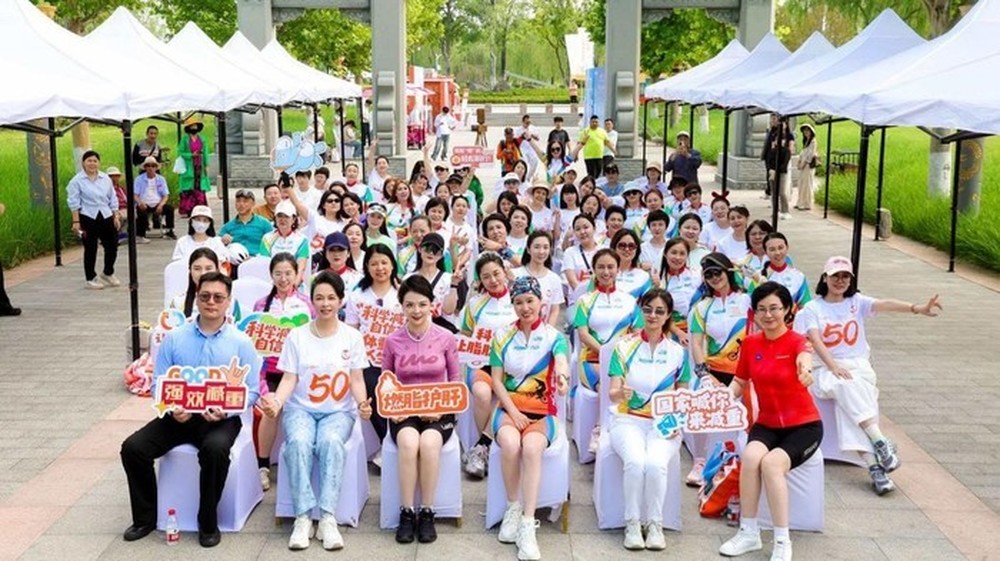 济南华山湖畔上演健康新风尚 百余名女企业家骑行论道科学减重 - 图4